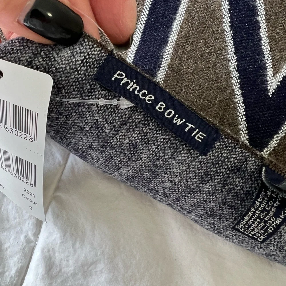Prince Bowtie | Männergrippe | Men’s Scarf Muffler 71” x 12.5” | Gray Black.